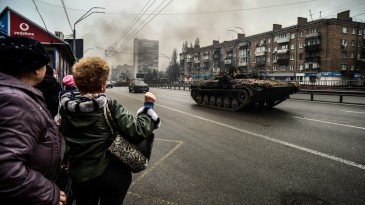 Ukrayna’da halk cepheden dönen tankları sevgiyle karşıladı