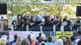 TÜRKÜLER ANNELER İÇİN SÖYLENDİ