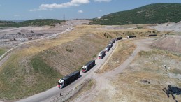 72 FUTBOL SAHASI BÜYÜKLÜĞÜNDE ALAN ÇÖPTEN ARINDIRILDI