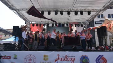 UÇAN HALI ŞENLİĞİ BÜYÜK İLGİ GÖRDÜ
