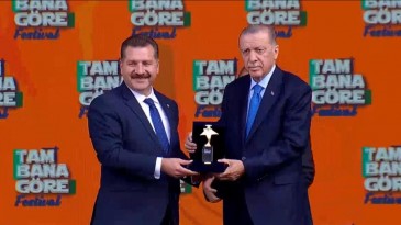 Yücel Yılmaz’a Genç Belediye Ödülü