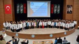 HEKİMLER BEYAZ ÖNLÜKLERİNİ GİYDİ