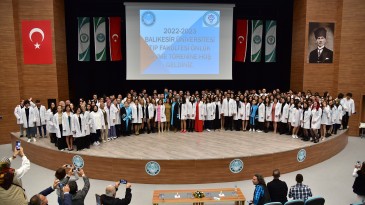 HEKİMLER BEYAZ ÖNLÜKLERİNİ GİYDİ