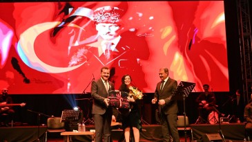 ATATÜRK’ÜN EN SEVDİĞİ ŞARKILAR HEP BİR AĞIZDAN SÖYLENDİ