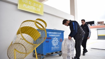 KARESİ’DE ÇEVRECİ VATANDAŞLAR ATIK GETİRME MERKEZİ’NDE