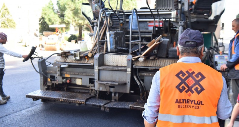 ALTIEYLÜL’DE HİZMET HIZ KESMEDEN DEVAM EDİYOR