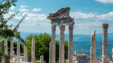 Pergamon, Batı Anadolu’nun bereketli topraklarında, çok katmanlı kültürel mirası ve görkemli tarihiyle dikkat çeker