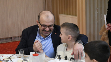 Vali Ustaoğlu, Çocuklarla İftarda Bir Araya Geldi