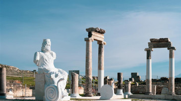 Hierapolis, Denizli’nin 18 km kuzeyinde yer alan antik bir şehir
