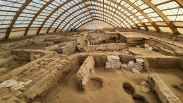 Dönemin toplumsal yaşam tarzını yansıtan özgün bir mimari özelliği olan ÇATALHÖYÜK