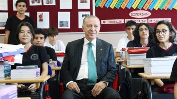 Cumhurbaşkanı Erdoğan, karne alan öğrencileri tebrik etti