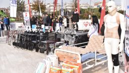 ALTIEYLÜL’DE ENGELLER DAYANIŞMAYLA AŞILIYOR