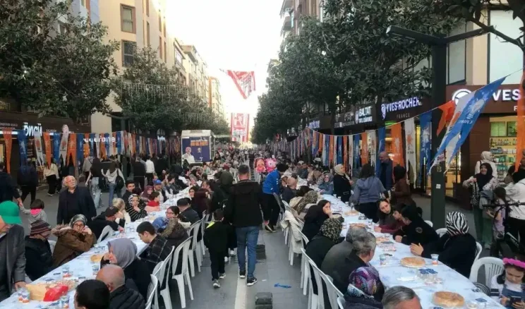 AK Parti’den Millikuvvetler Caddesi’nde Geniş Katılımlı İftar Daveti