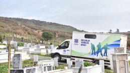 ALTIEYLÜL’DE BAYRAM ÖNCESİ MEZARLIKLARDA YOĞUN MESAİ