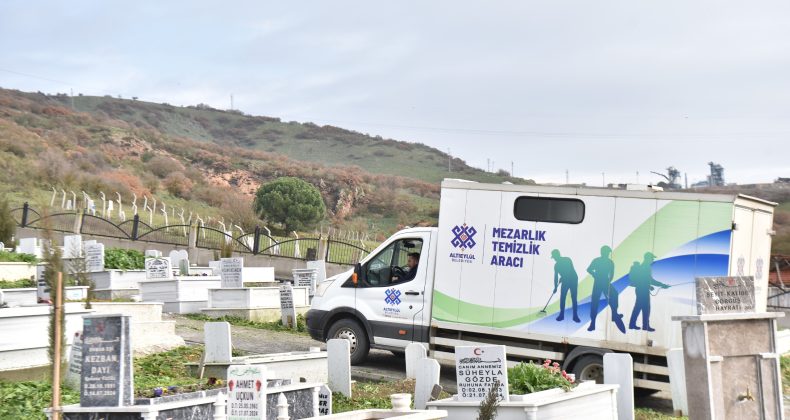 ALTIEYLÜL’DE BAYRAM ÖNCESİ MEZARLIKLARDA YOĞUN MESAİ