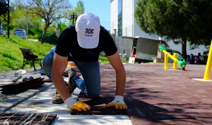 ALTIEYLÜL’DE PARK VE YEŞİL ALANLAR YAZA HAZIRLANIYOR