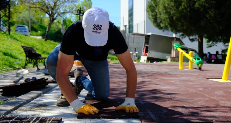 ALTIEYLÜL’DE PARK VE YEŞİL ALANLAR YAZA HAZIRLANIYOR